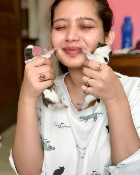 Ena saha love pets